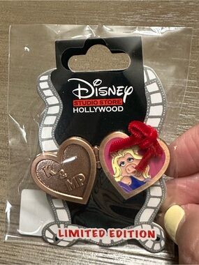 Disney DSSH 2026 Love Locket Muppets Miss Piggy Pin Limited Edition LE 400